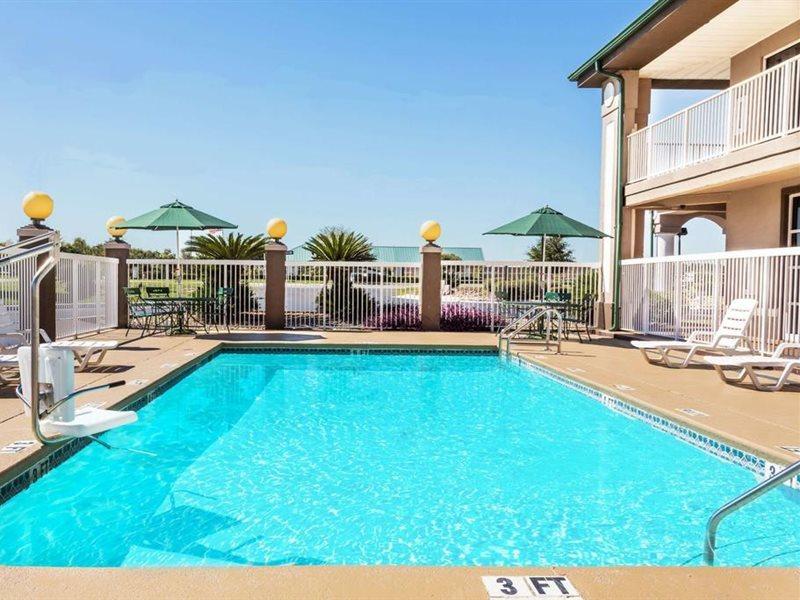 Super 8 By Wyndham Marianna Hotel Exterior photo