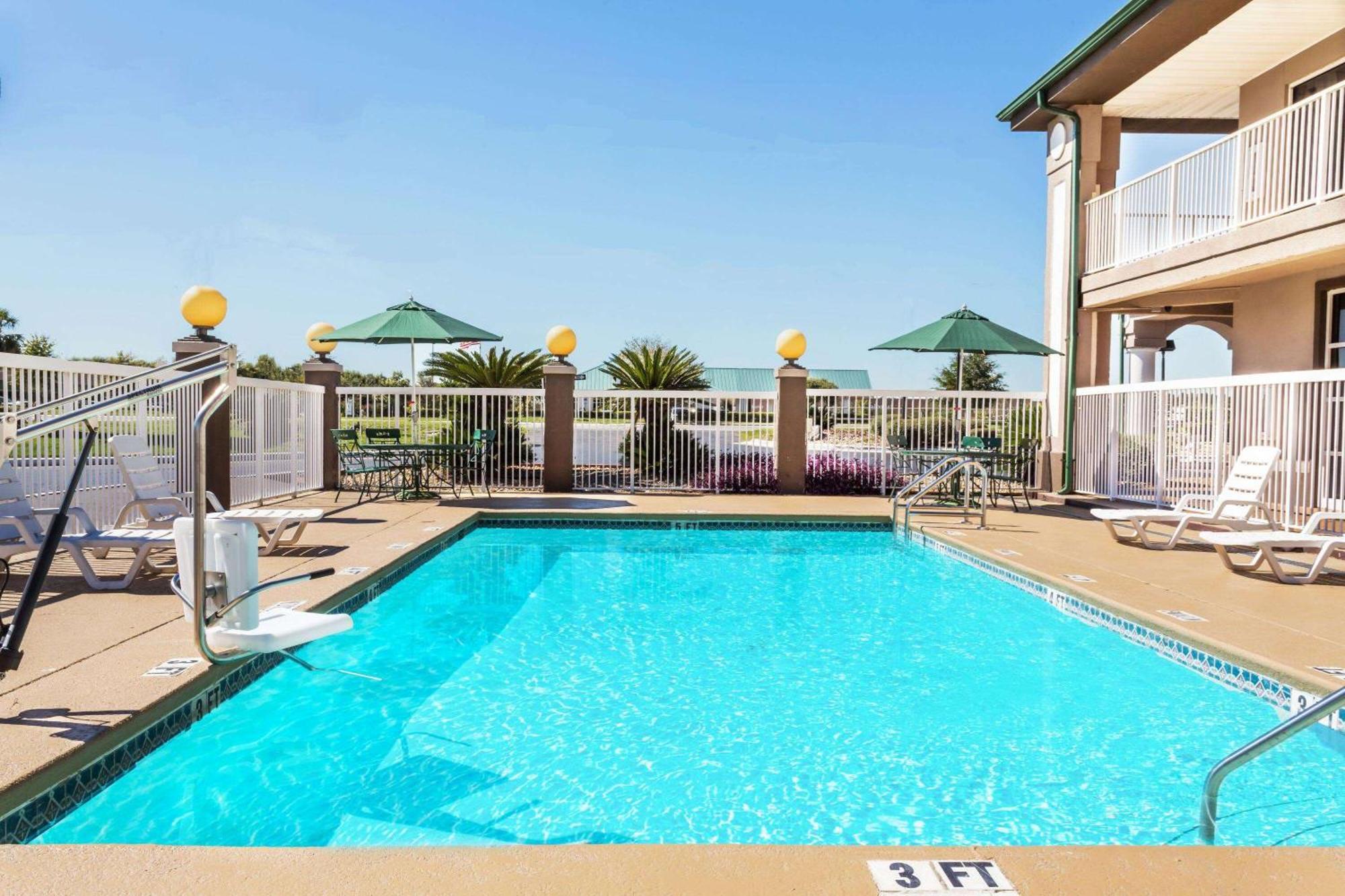 Super 8 By Wyndham Marianna Hotel Exterior photo
